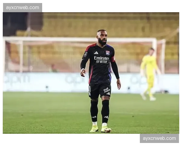 里昂官方宣布与36岁队长拉卡泽特续约一年